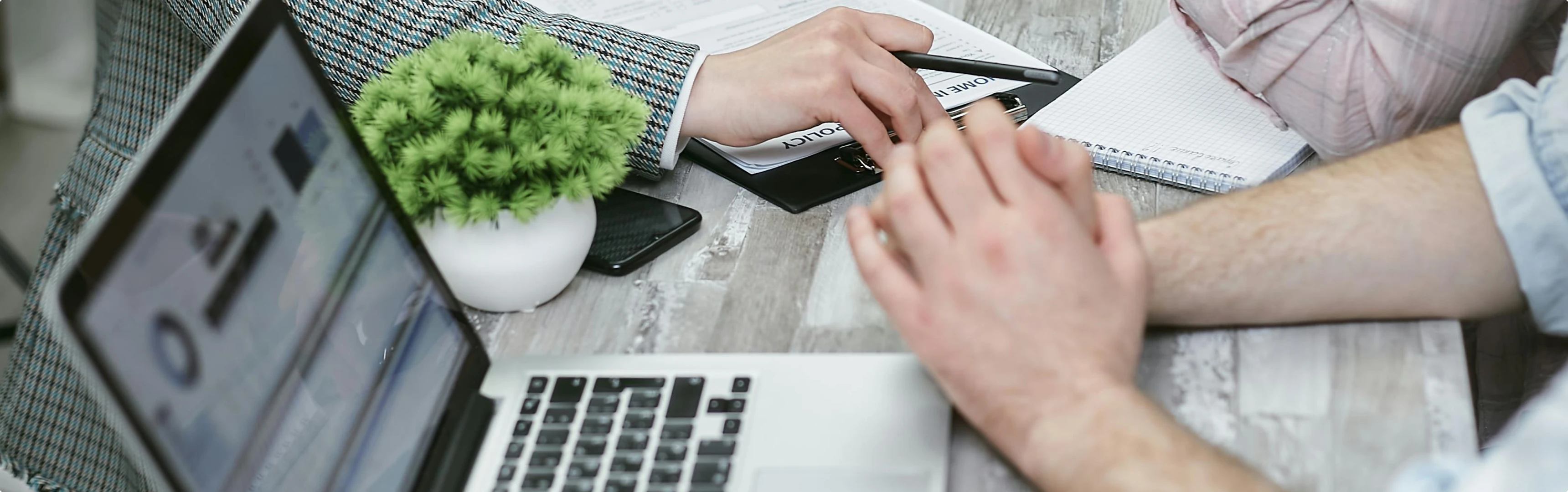 HR managers taking notes with agentic ai on computer