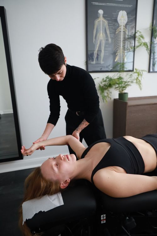 Nackenschmerzen mit Ausstrahlung: Wenn Nerven gereizt sind