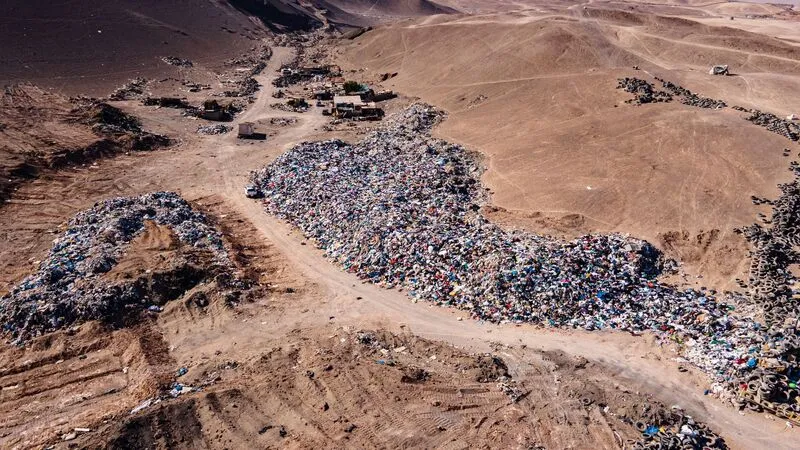 Vertederos de ropa en el desierto: una huella socioambiental que se expande con cada prenda