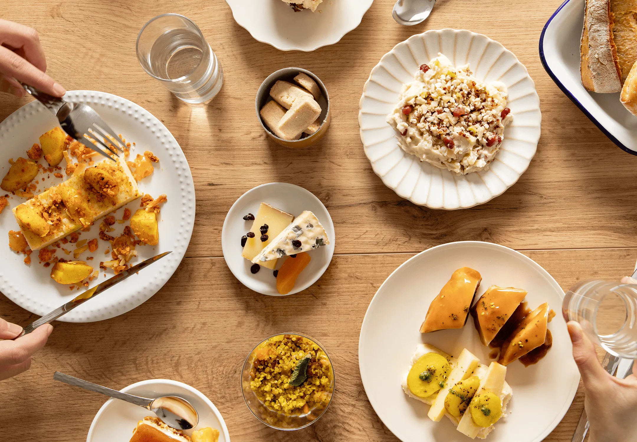 Table dressée avec différents plats cuisinés par Popchef