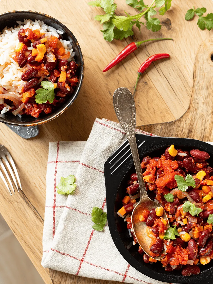 Table dressée avec des assiettes de Chili con carne cuisiné par Popchef