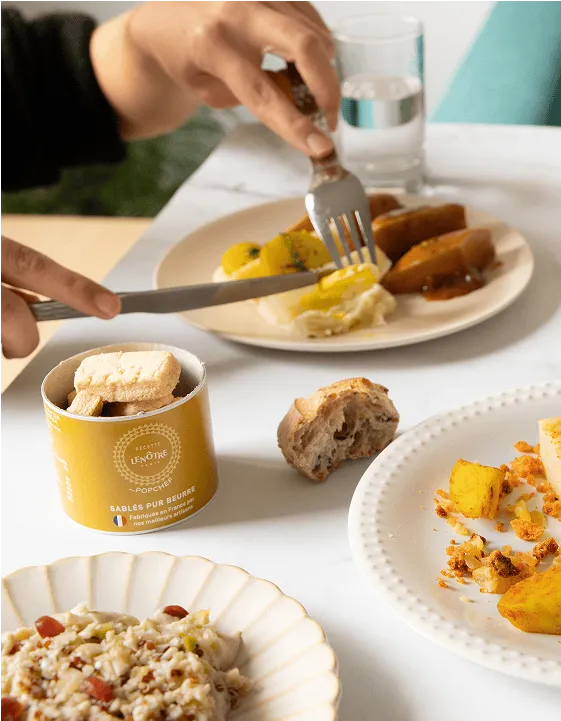 Table dressée avec plusieurs assiettes de desserts cuisinés par Popchef