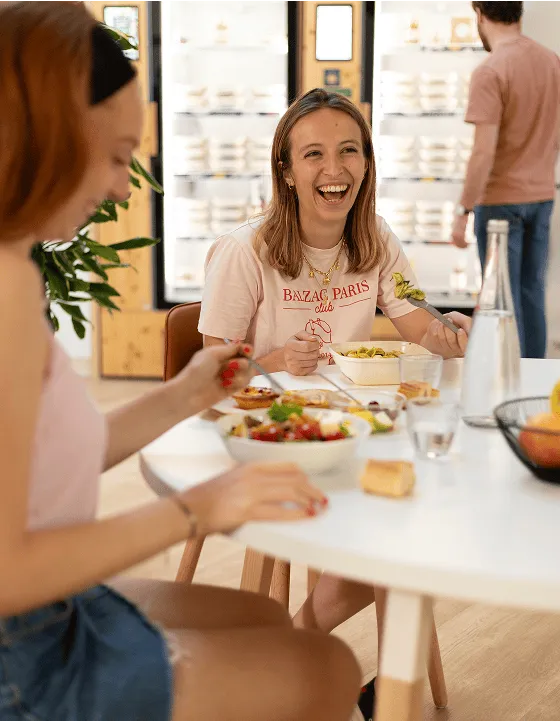 une jeune femme heureuse de manger son repas préparé par Popchef