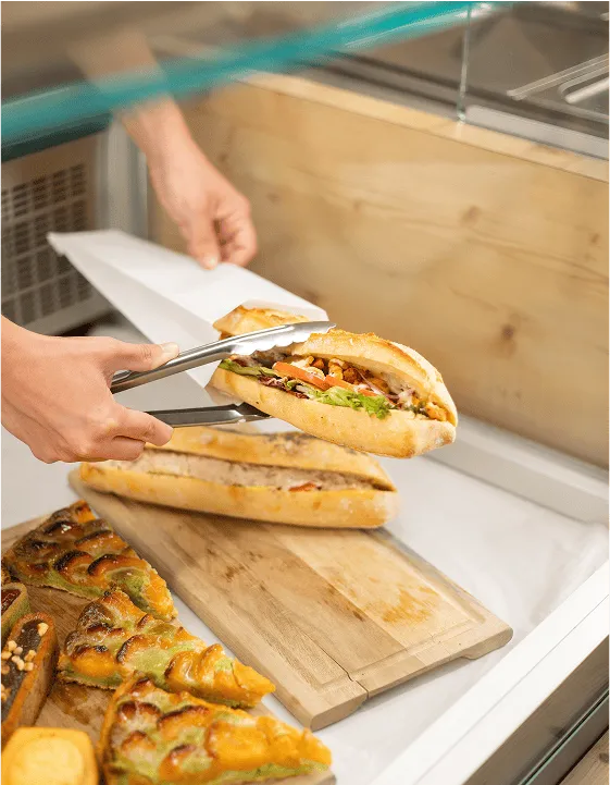 vue d'un sandwich et d'une tarte aux abricots dans une cantine