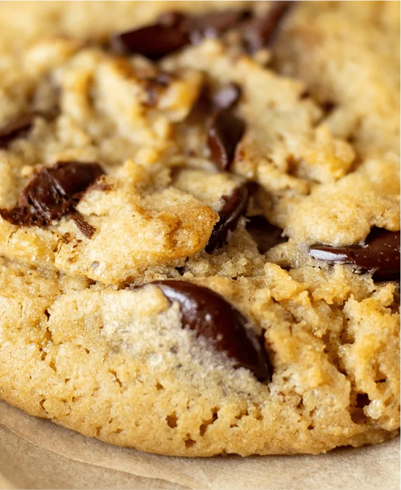 un cookie aux pépites de chocolat
