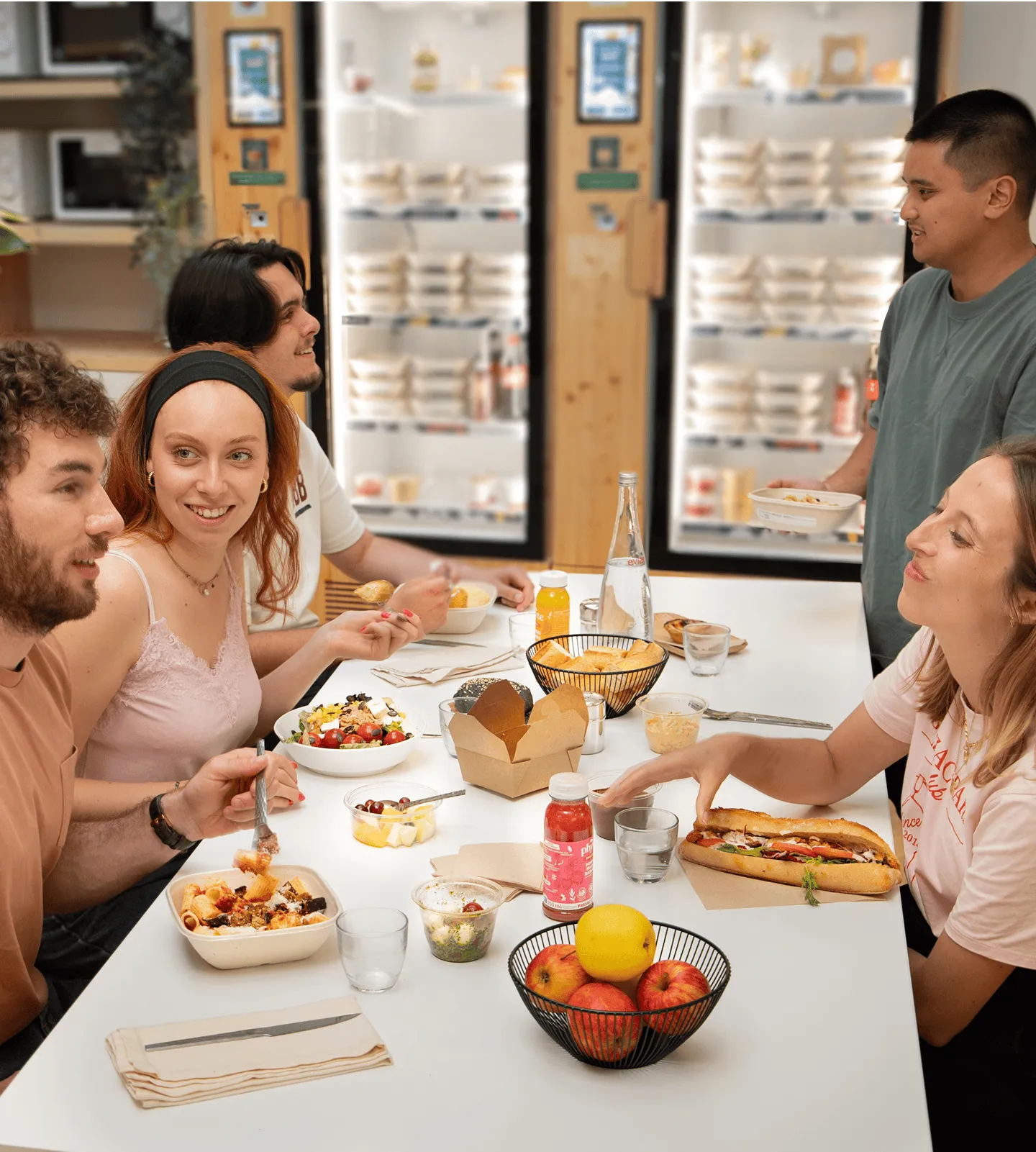 plusieurs collègues mangent différents plats proposés par Popchef sur leur lieu de travail