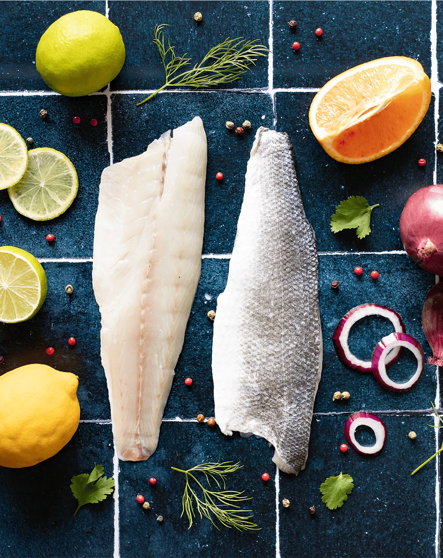 deux filets de poisson crus avec des citrons autour