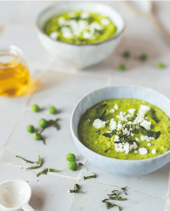 assiettes de purée de petits pois parsemés de feta et de coriandre préparé par Popchef