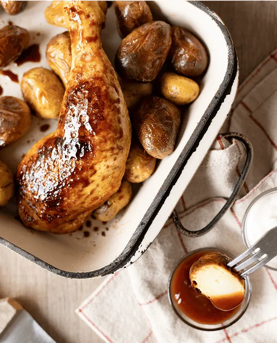 cuisse de canard et pommes de terres grillées dans un plat à four