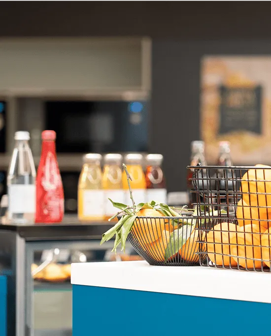 vue sur les fruits et les boissons dans une cantine ou un espace de restauration