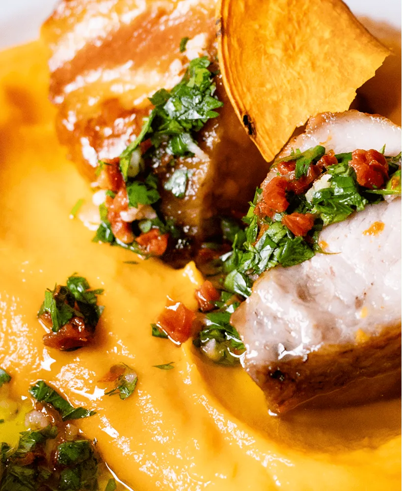 vue gros plan d'une purée de carotte avec de la viande blanche préparés par Popchef