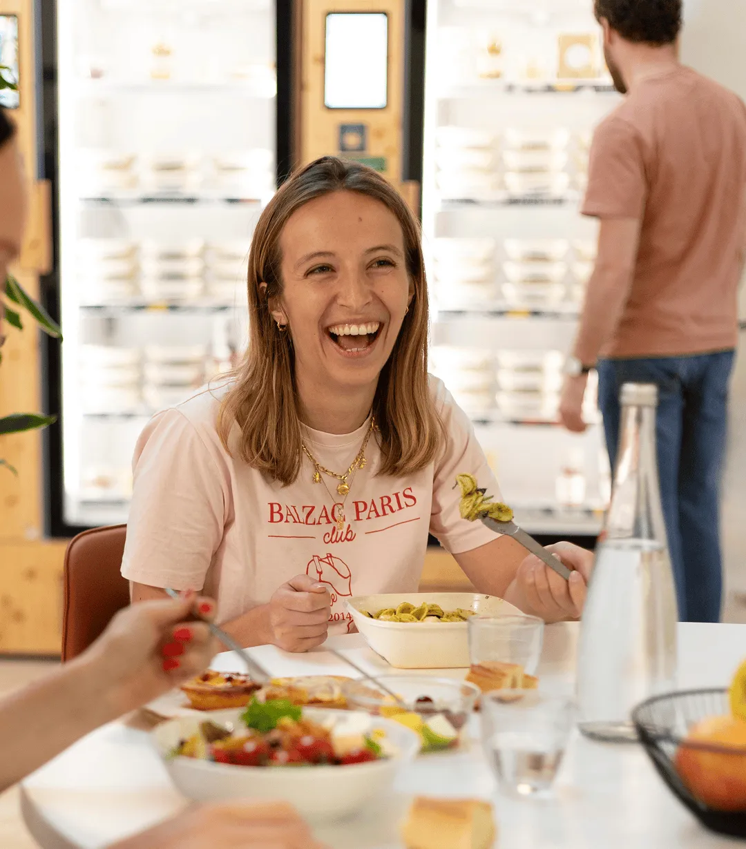 une jeune femme heureuse de manger son repas préparé par Popchef