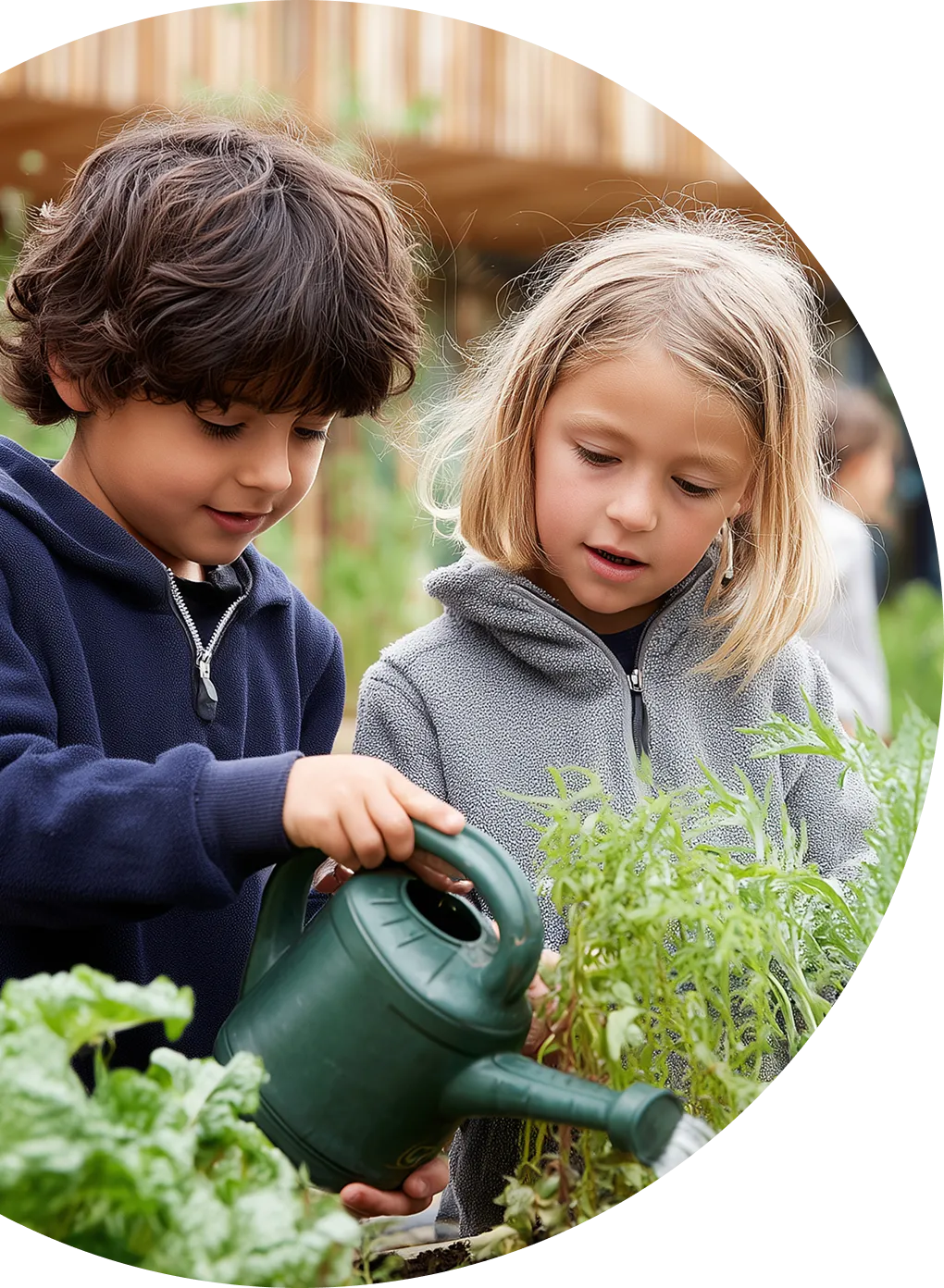 2 Kinder beschäftigen sich mit einer Gießkanne