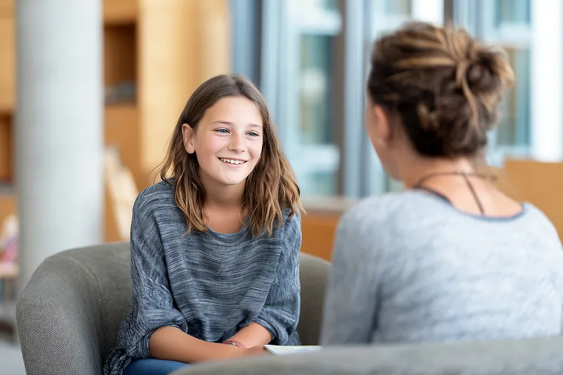 Schülerin unterhält sich mit Lehrerin