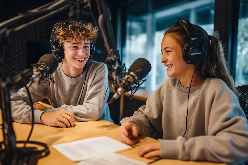 2 Schüler im Podcaststudio der Academy of LIFE