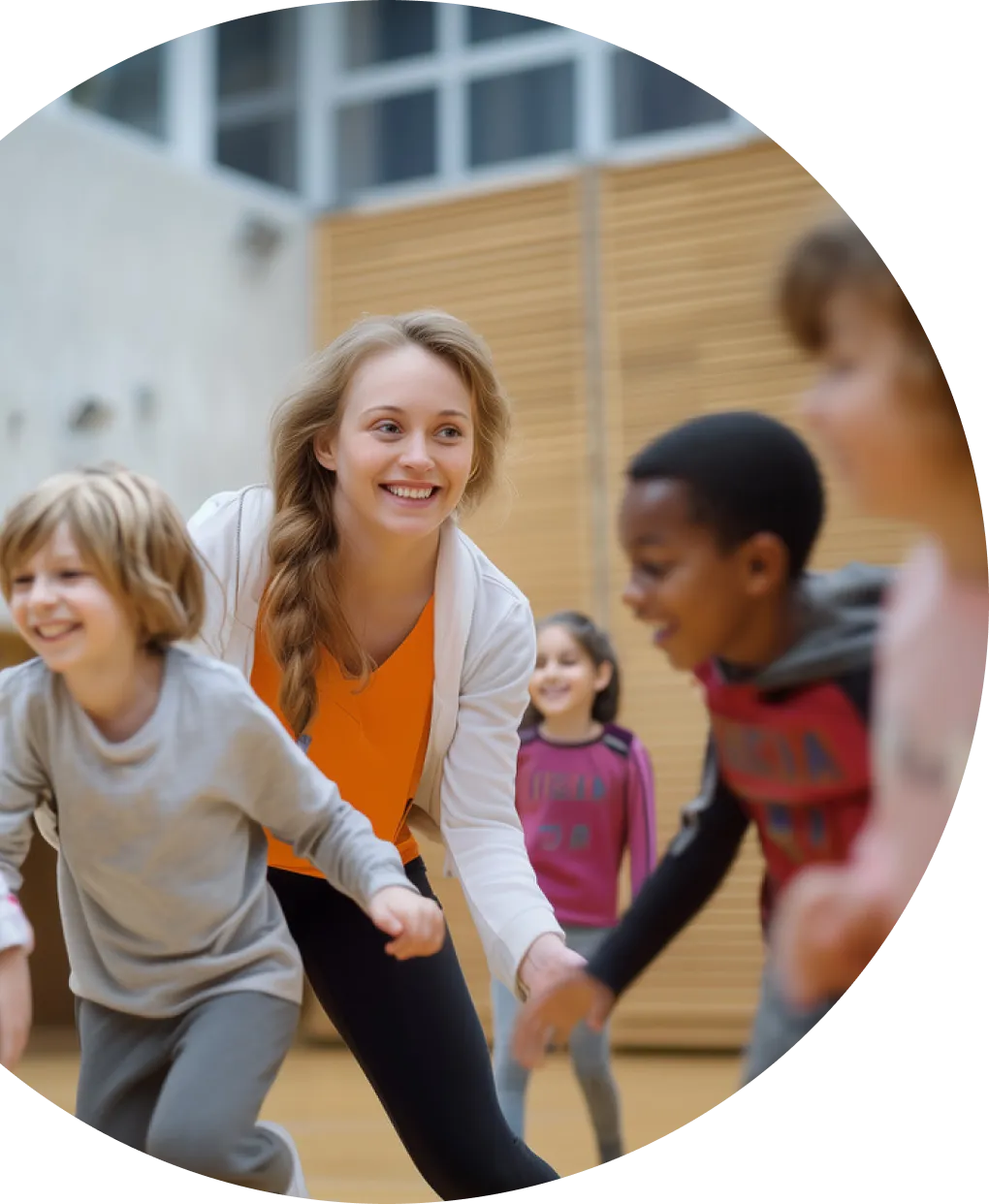 Lernbegleiterin mit Kindern in der Sporthalle der Academy of LIFE