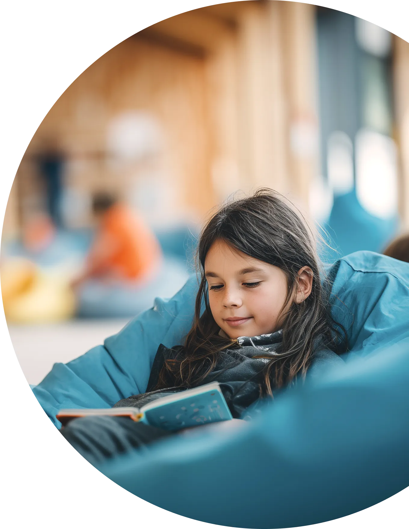 Schüler liest ein Buch in blauem Sitzsack im Ruheraum der Academy of LIFE