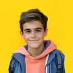 Junge vor gelbem Hintergrund