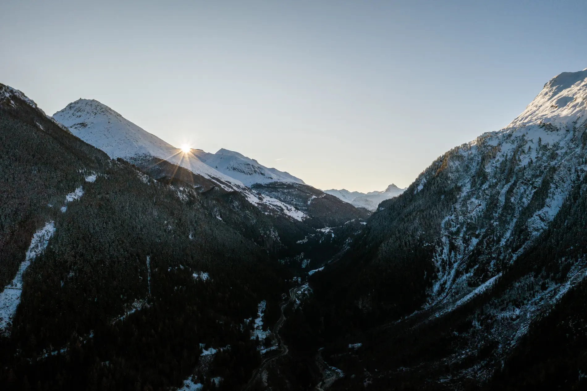 Une montagne enneigé avec un lever de soleil