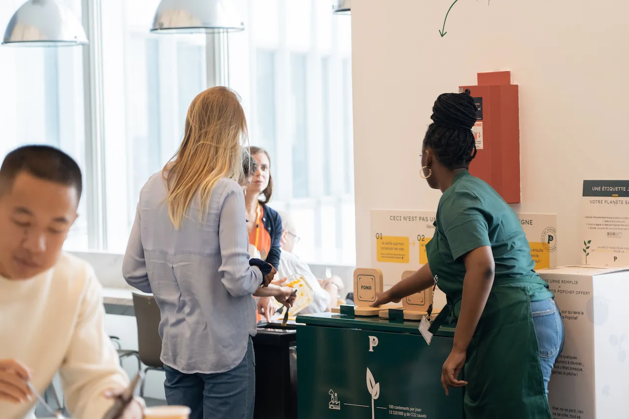 Des membres de l'équipe Popchef qui expliquent les notions du gaspillage alimentaire