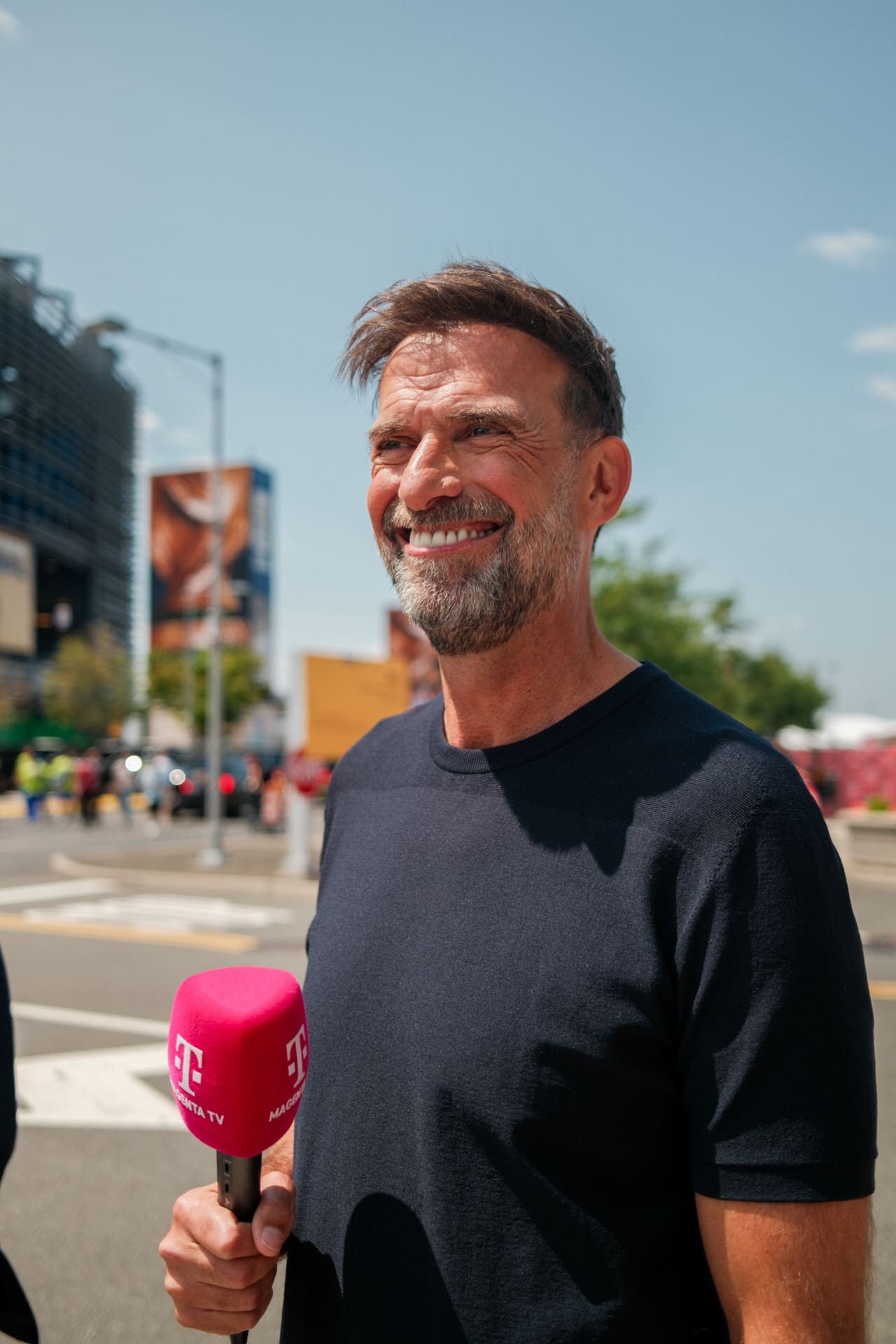 Jürgen Klopp mit Mikrofon bei Magenta TV