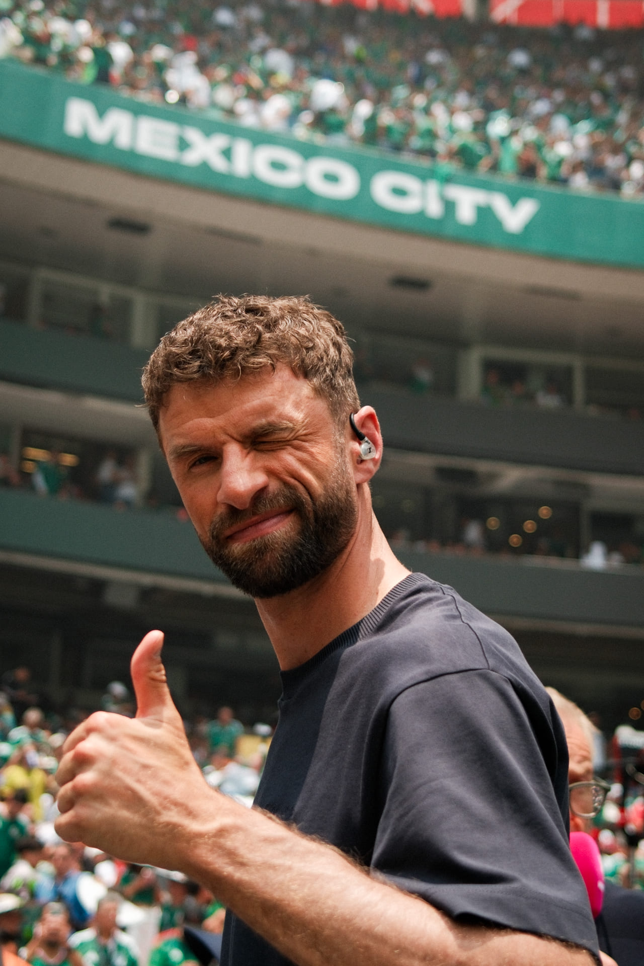 Thomas Müller zeigt "Daumen hoch"