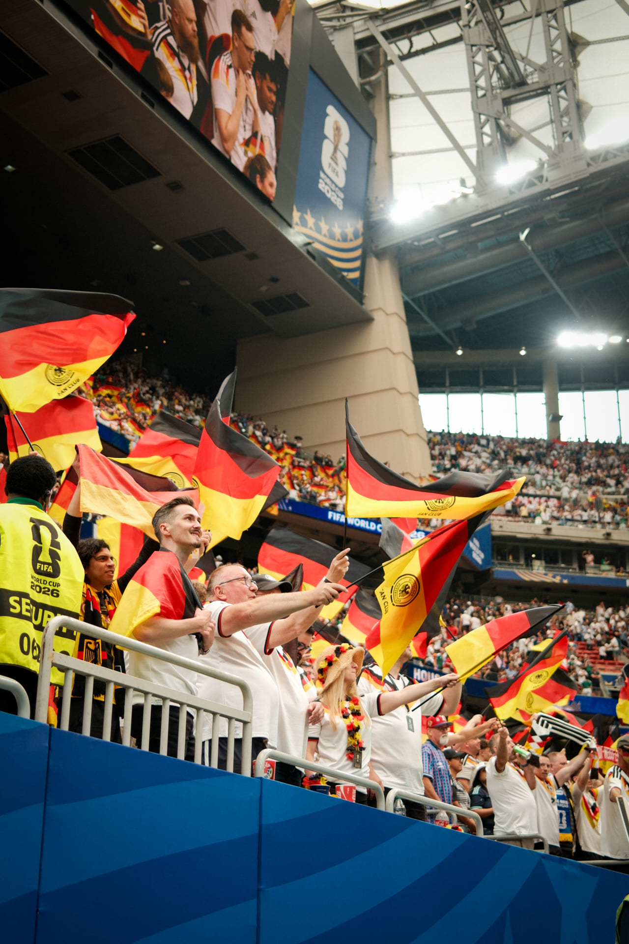 Deutsche Fußballfans schwingen Fahnen