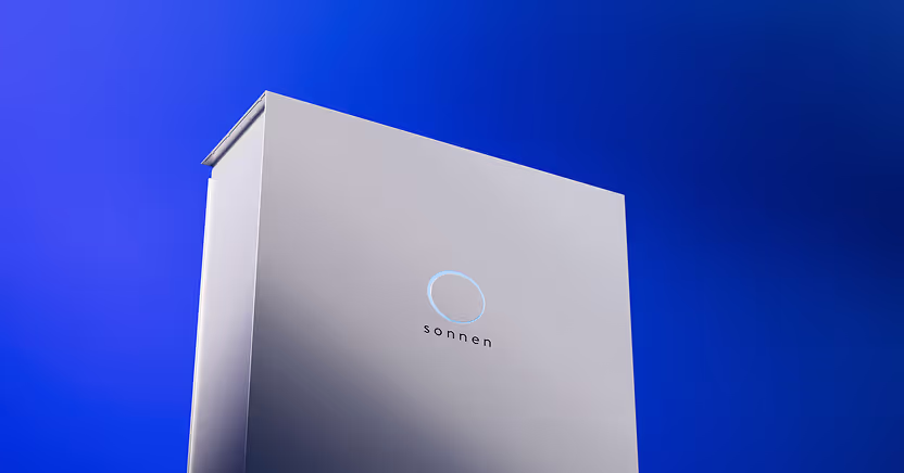 sonnenBatterie 10 vor dunkelblauem Farbverlauf