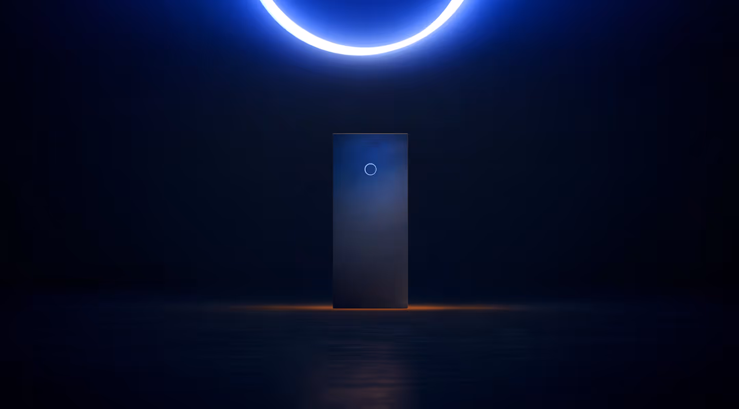 sonnenBatterie 10 performance framför en mörk bakgrund