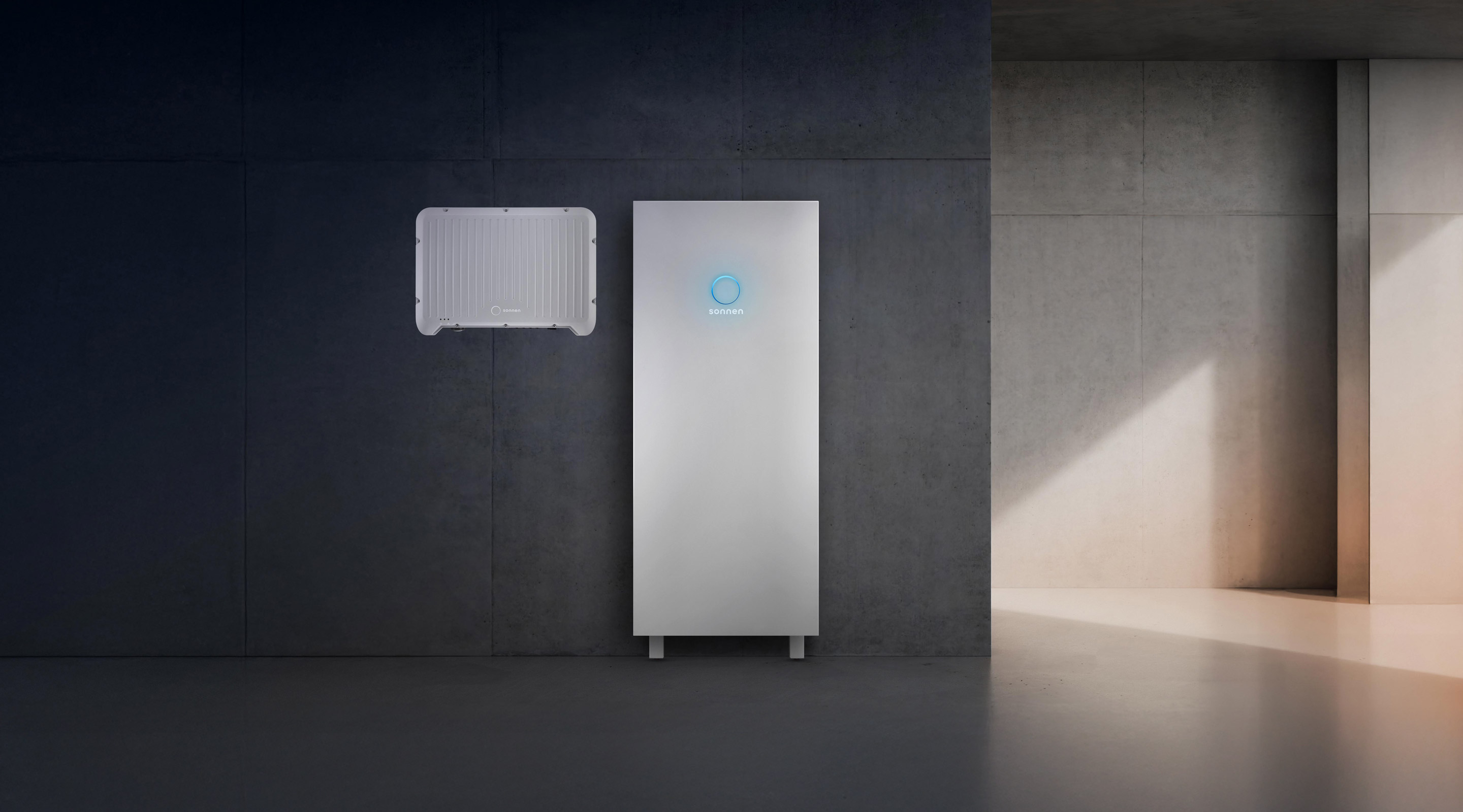sonnenBatterie 10 hybrid und passendes Modul montiert an Betonwand.