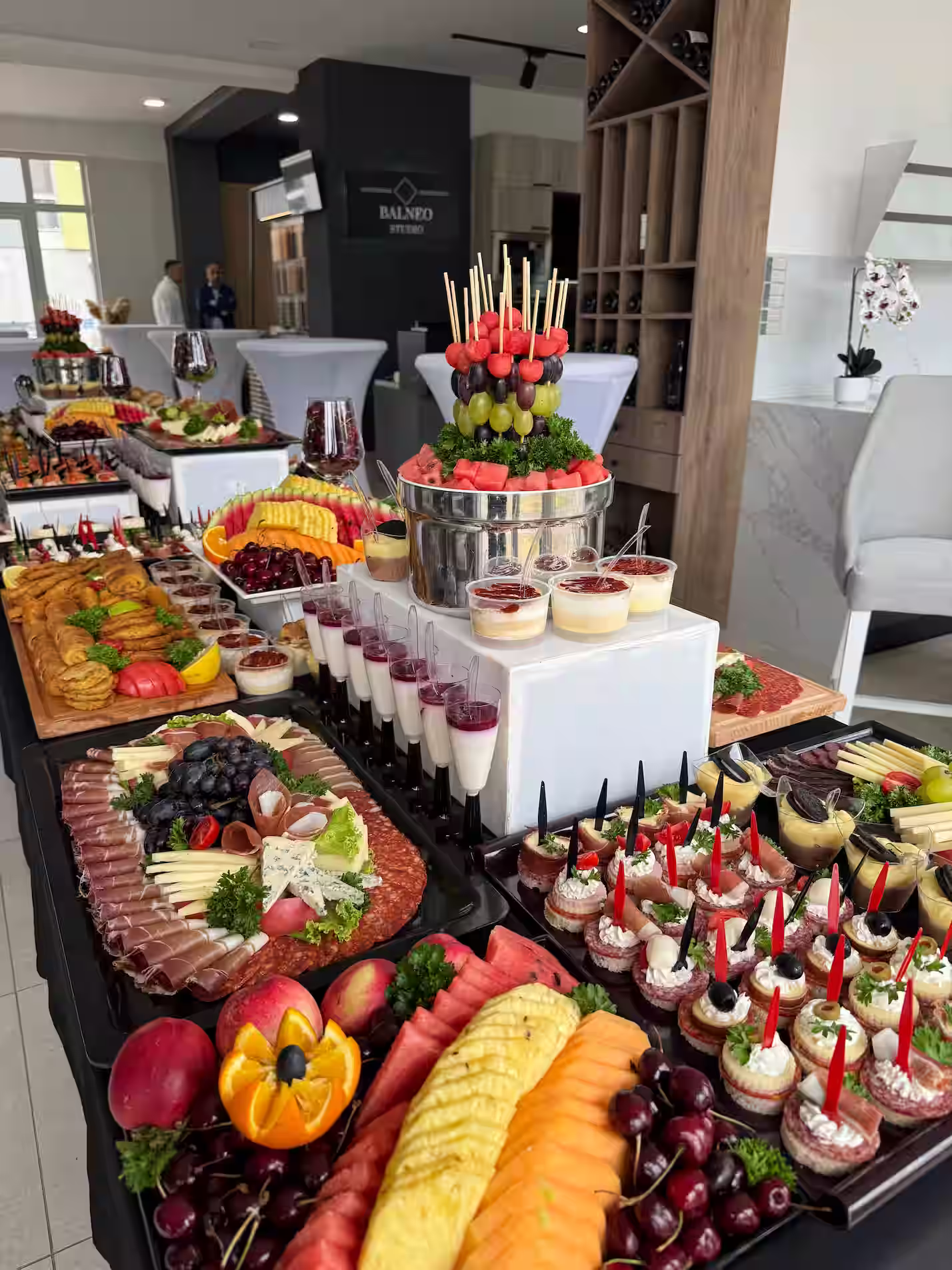 Bogata tradicionalna meze plata sa uštipcima i kajmakom - nezaobilazni dio keteringa za rođendane.