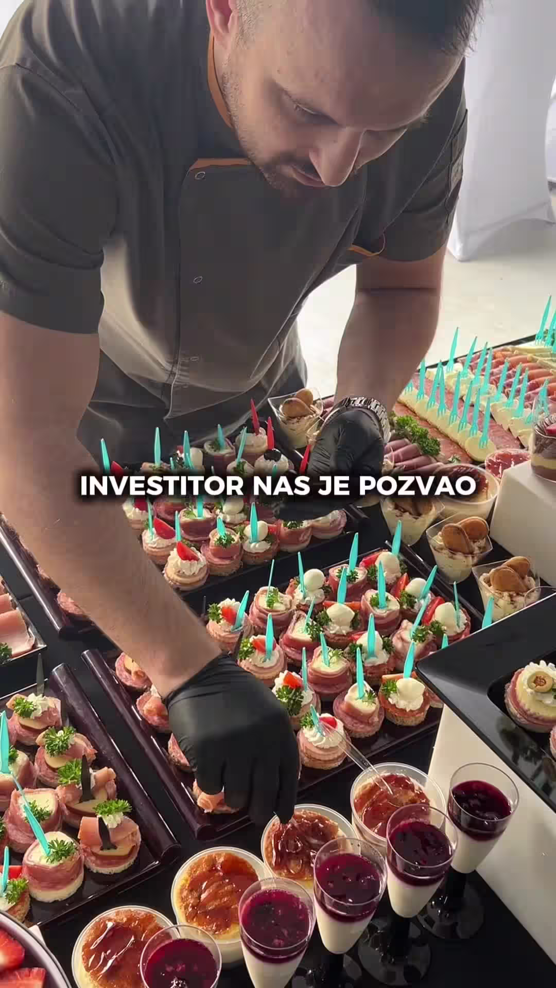 Prefinjeni kanapei sa dimljenim lososom i krem sirom - ekskluzivni ketering za poslovne događaje Ratatouille.