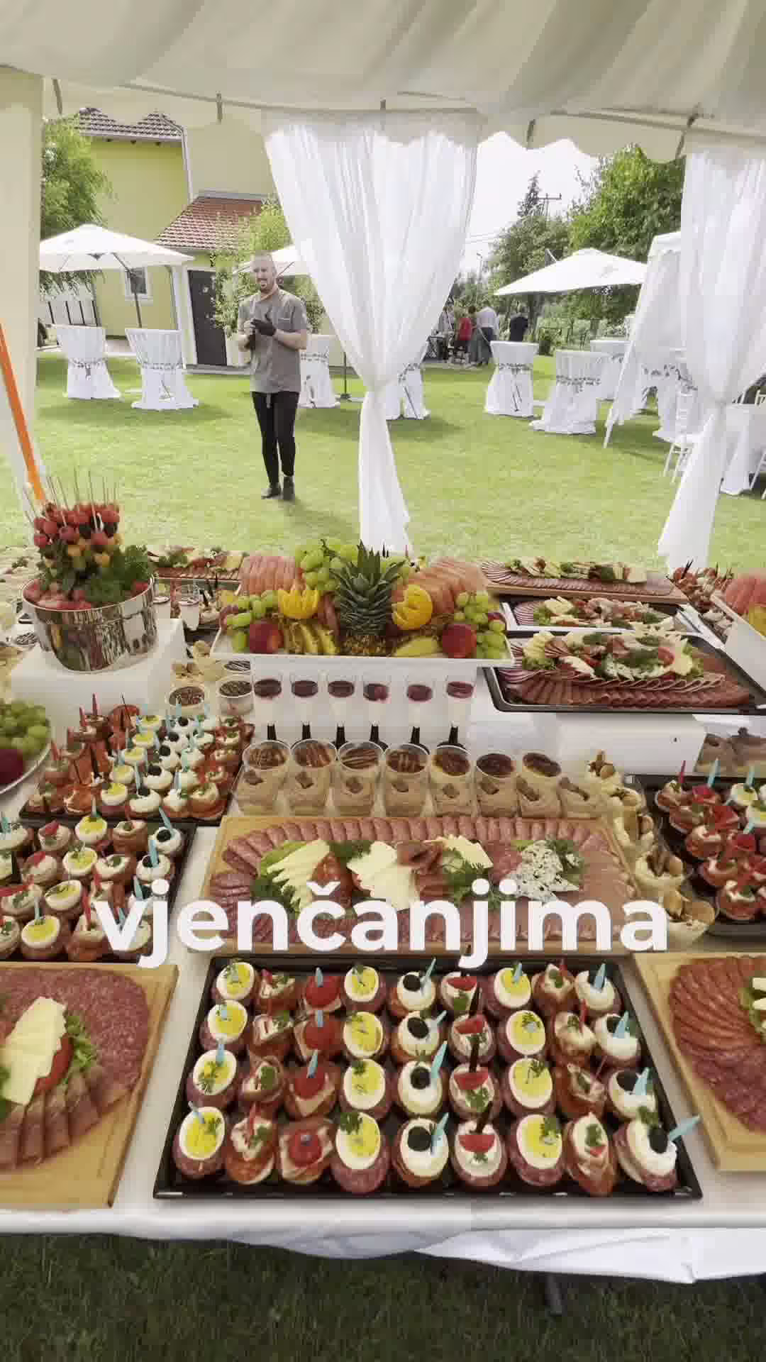 Selekcija domaćih i stranih vina kao dio ponude pića - savršen izbor za ketering za svadbe.