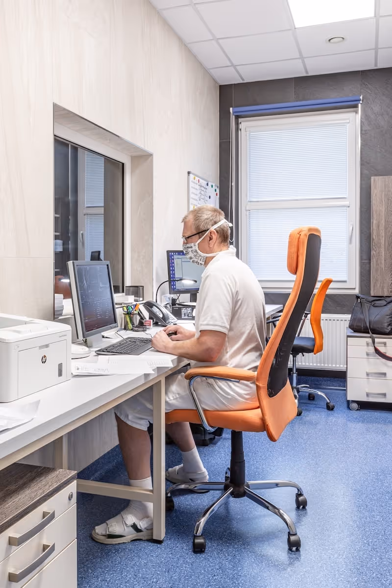 lékař při diagnostice výsledků na PC