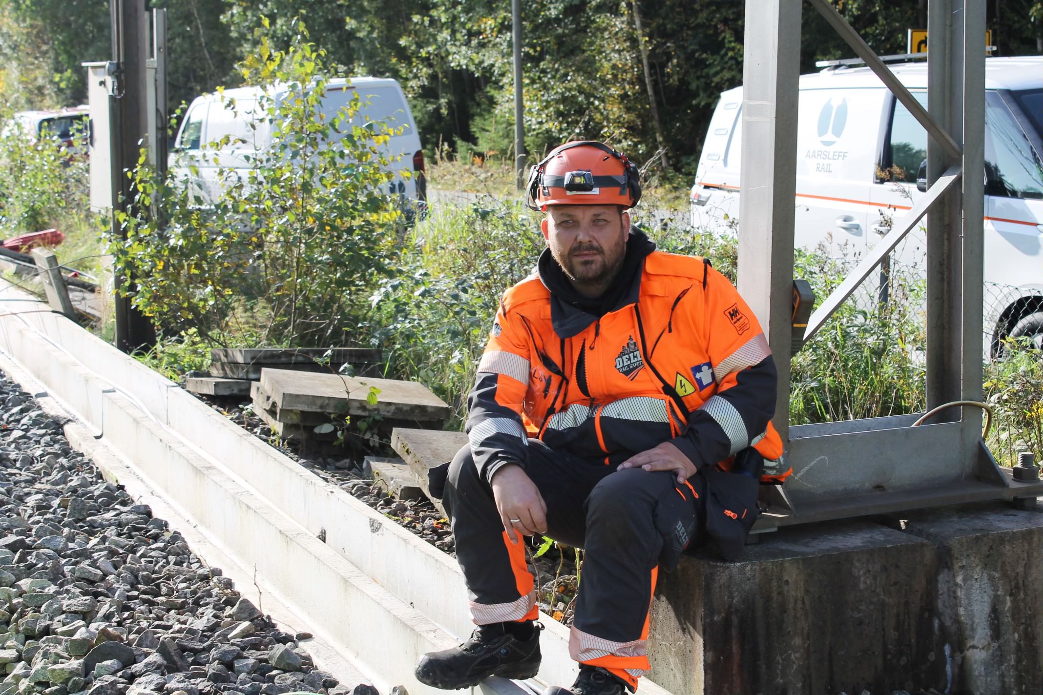 to arbeidere på jernbanen som tar hverandre i hendene