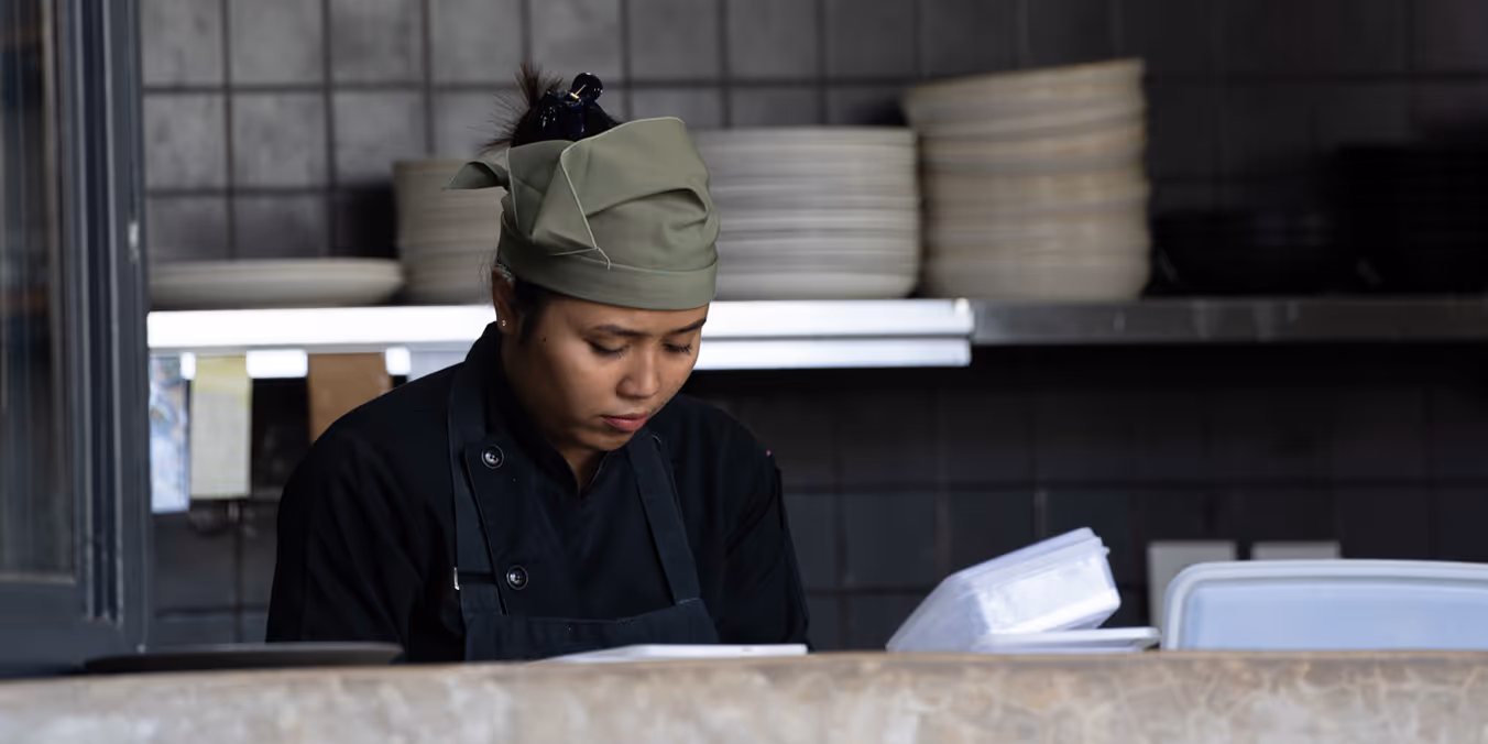 Kok bezig met een bestelling achter de bar