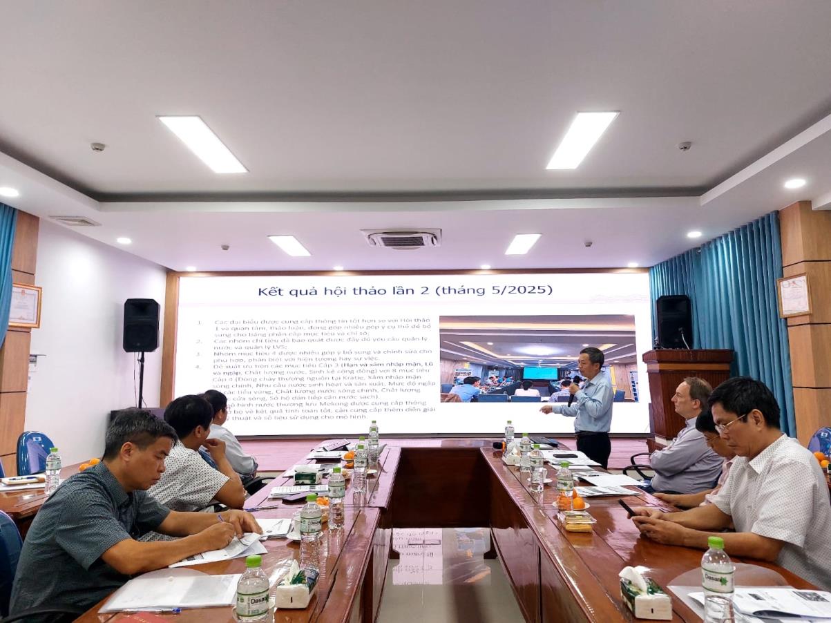 Dang Thanh Lam presenting workshop results from the second SOS-Water stakeholder consultation to participants