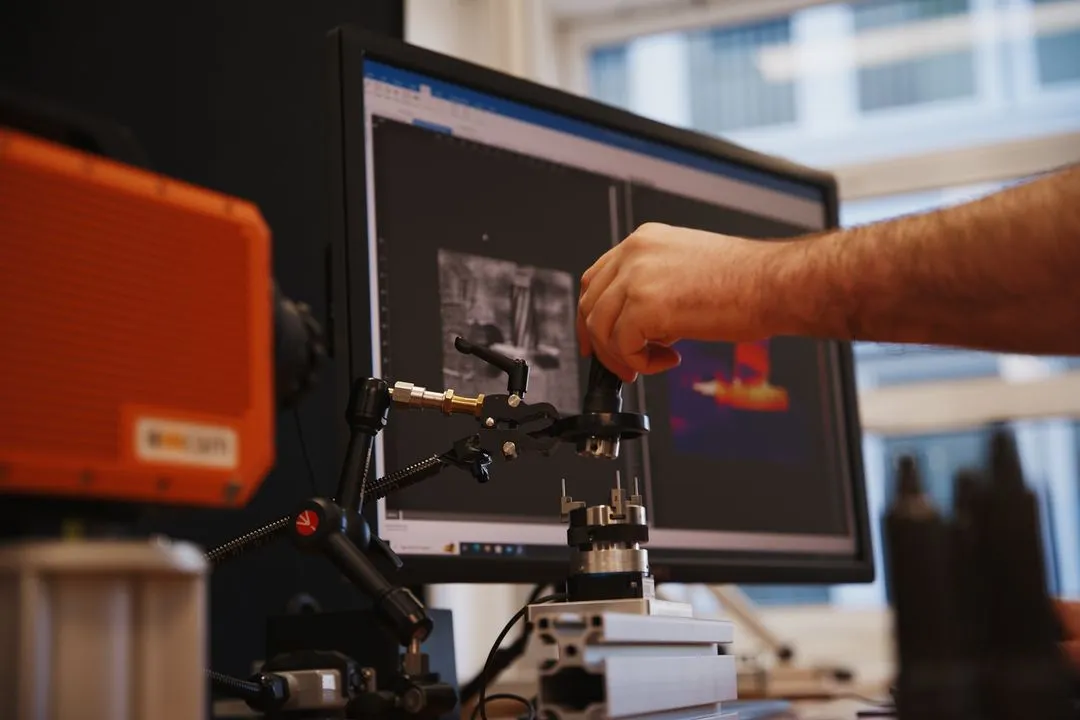 Prüflabor für Induktionsthermografie bei Edevis mit Monitor im Hintergrund.
