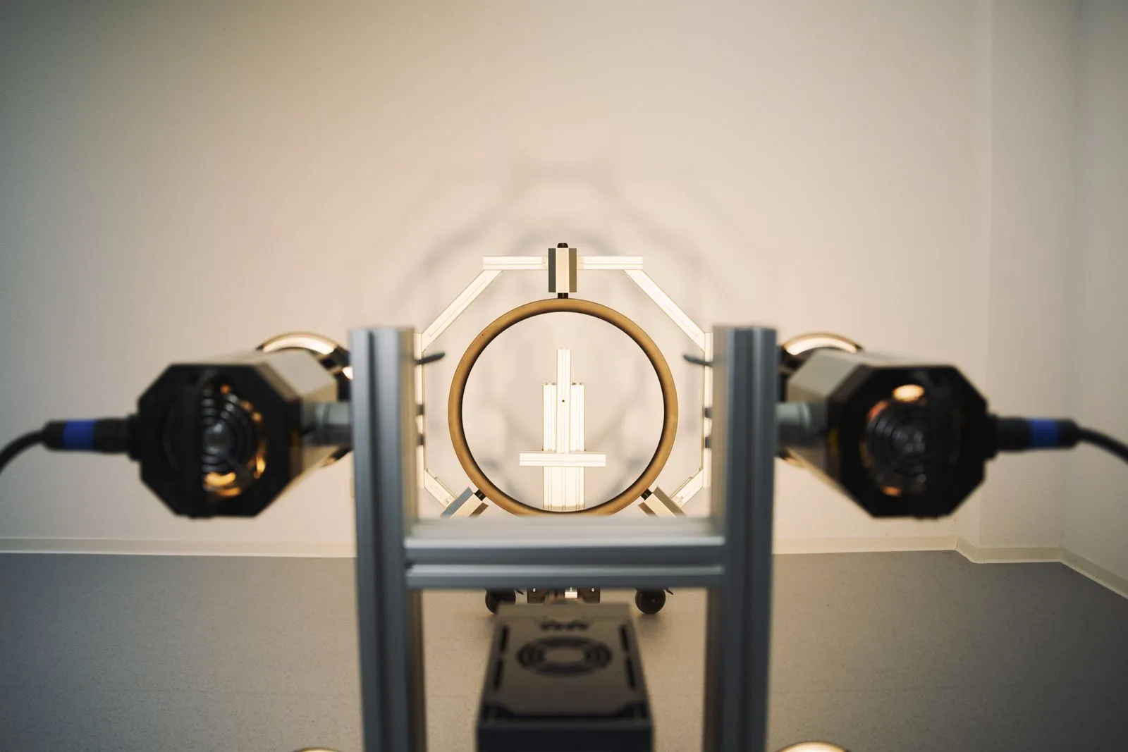 Frontalansicht eines Thermografiesystems mit Prüfobjekt (OTvis)