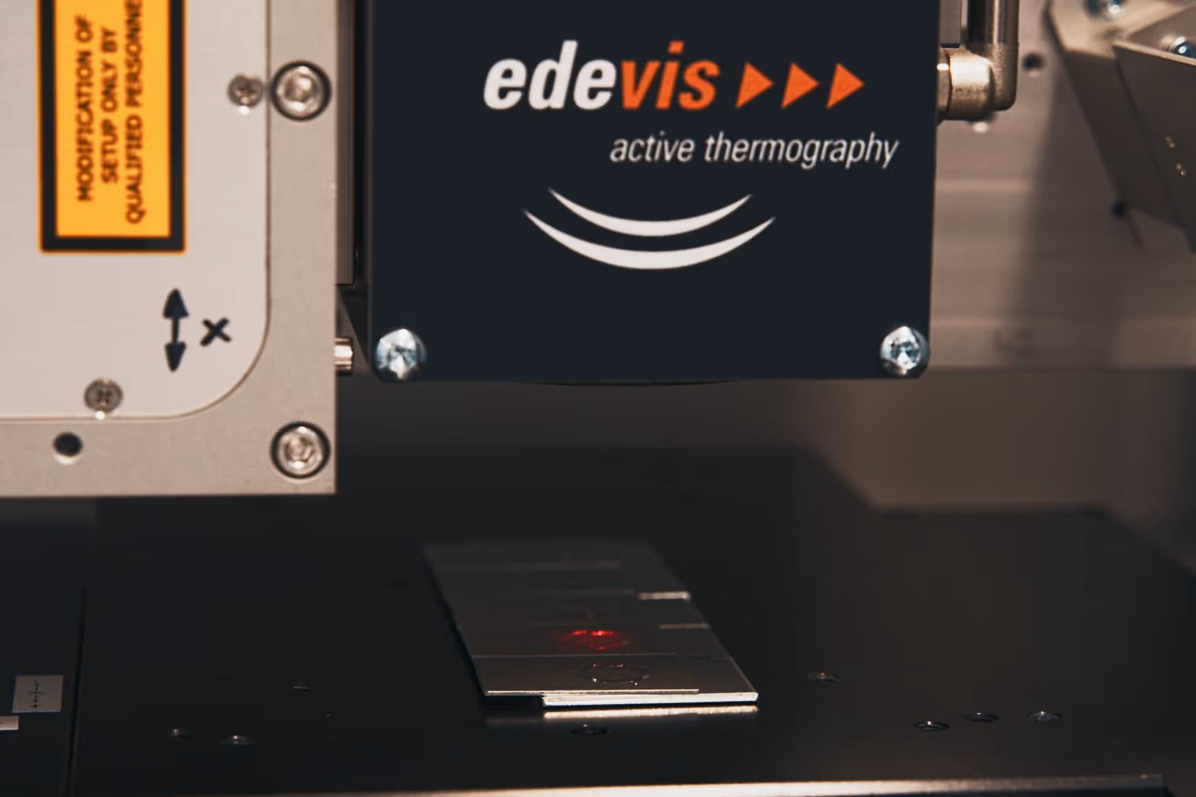 Detailaufnahme eines edevis-Messsystems mit Logo