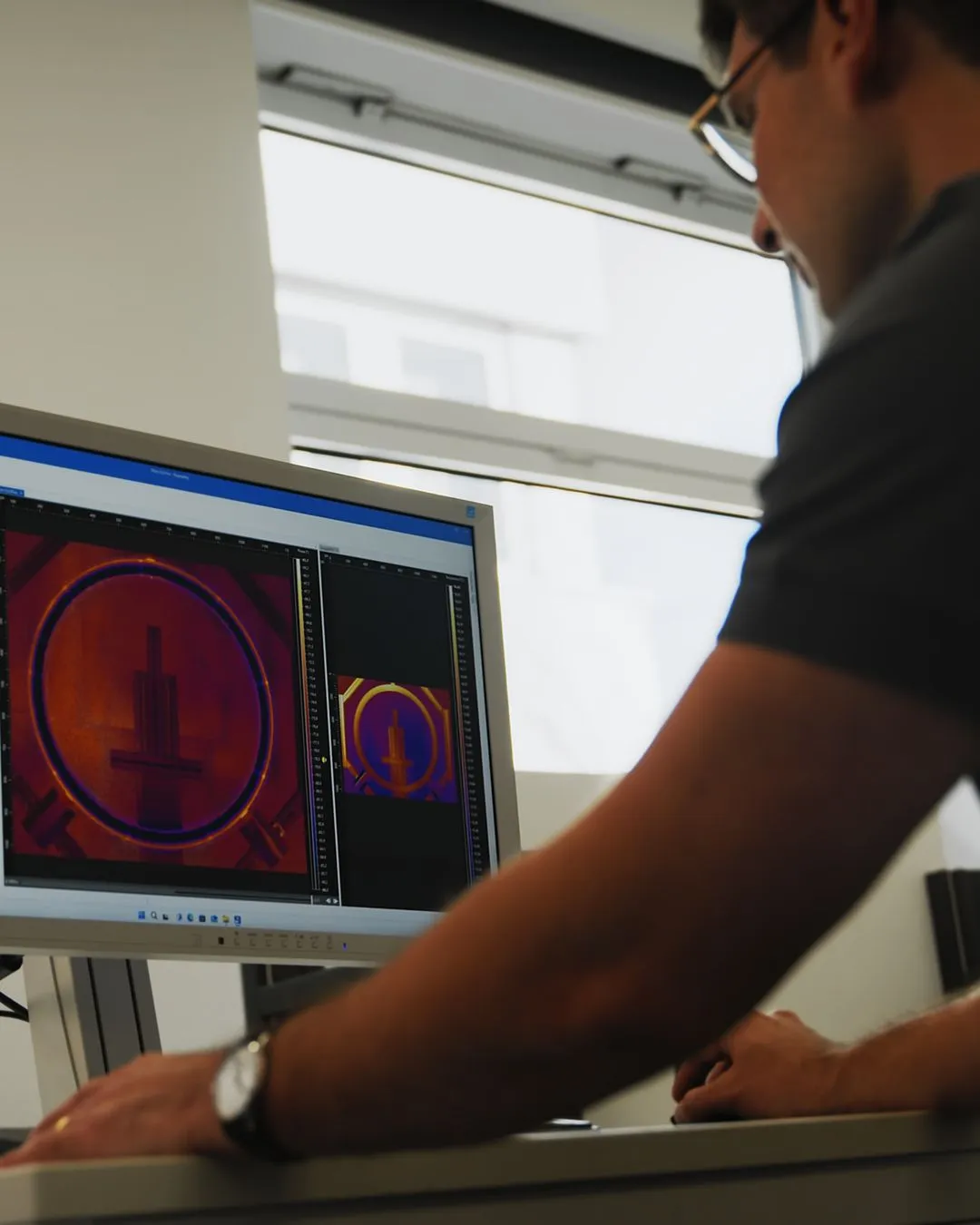 edevis employees analyzing thermographic data — precision in non-destructive material testing.