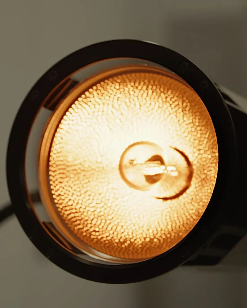 Halogen Lamp im Prüflabor bei edevis.
