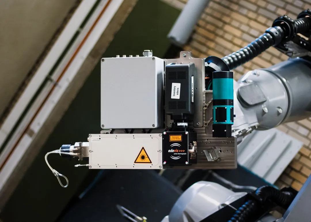 LThead montiert am Roboter