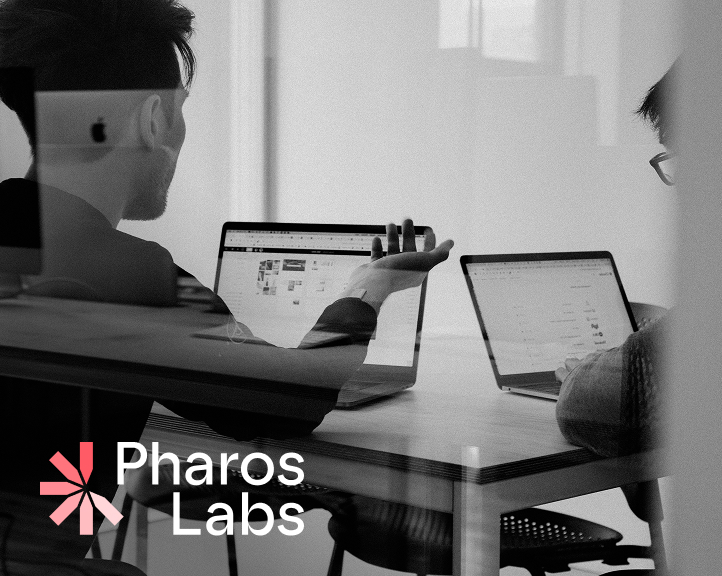 Das Markenfoto von Pharos Labs zeigt die Teamzusammenarbeit mit Laptops, entworfen von Studio Tülü für ein KI-Unternehmen im Gesundheitswesen.