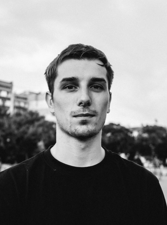Schwarzweiß-Porträt eines jungen Mannes, das in den Markenbildern von Pharos Labs verwendet wird, erstellt von Studio Tülü.
