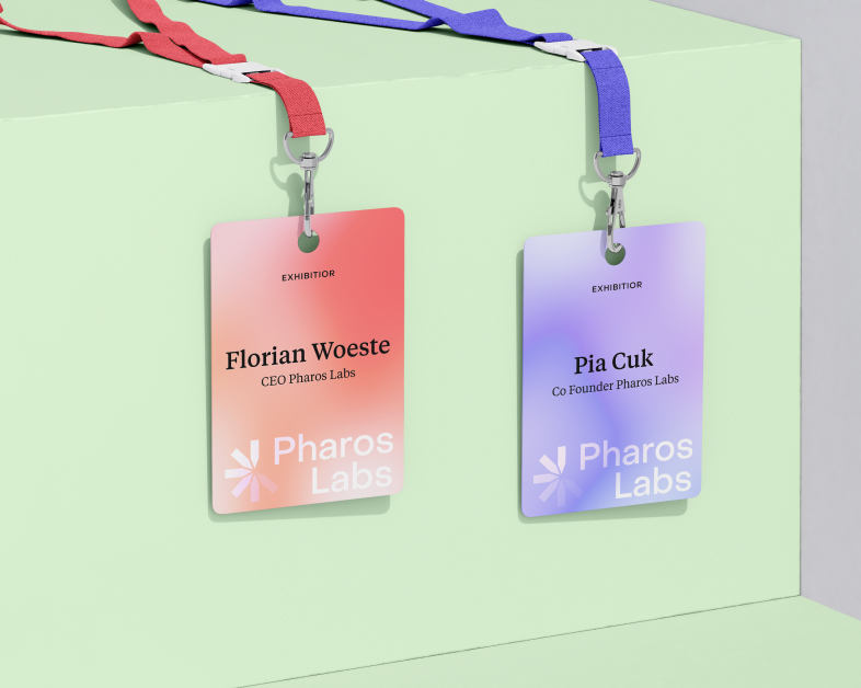 Ausstellerausweise für Pharos Labs, entworfen von Studio Tülü, mit Farbverlauf und klarer Typografie.