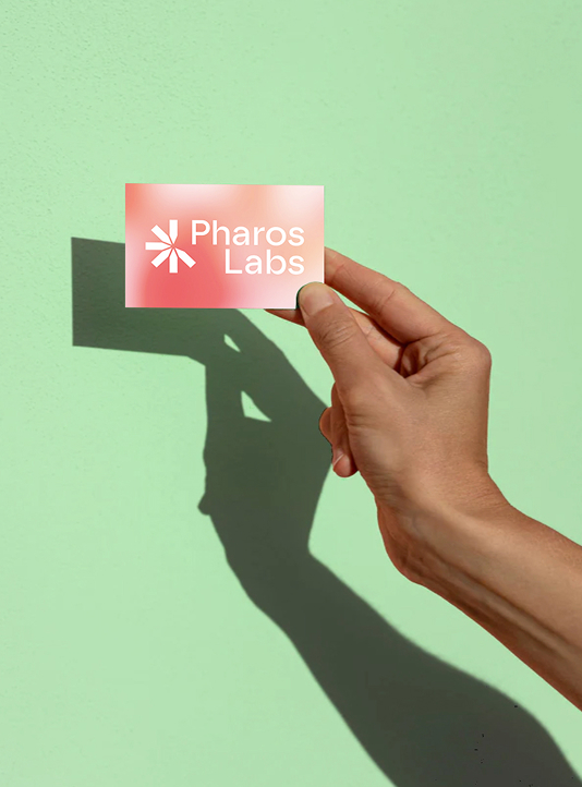 Minimalistisches Visitenkartendesign für Pharos Labs von Studio Tülü, das moderne Verlaufsfarben mit einem kräftigen Logo kombiniert.