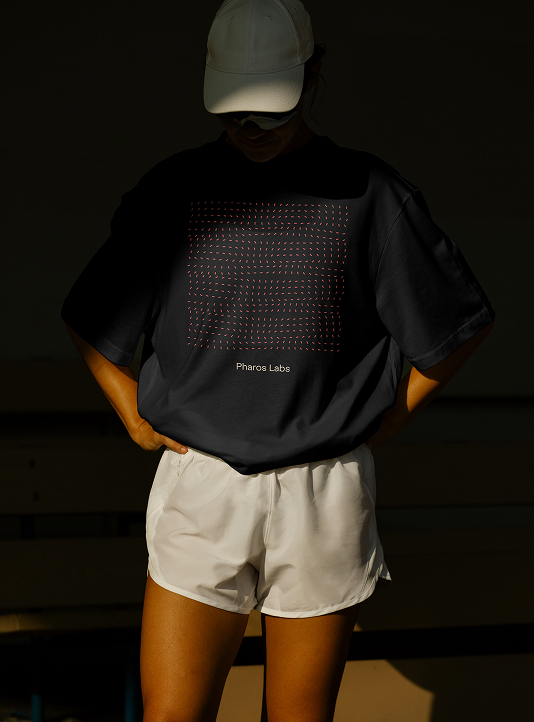 T-Shirt der Marke Pharos Labs mit modernem Design, entworfen von Studio Tülü für Fanartikel von Startups im Gesundheitswesen.