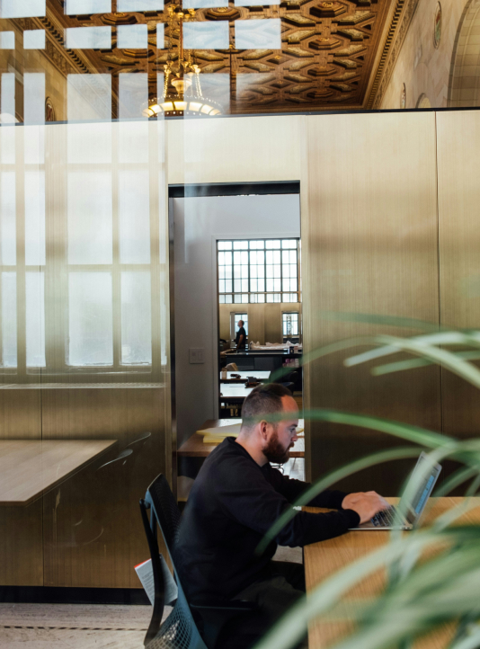 Professionelles Arbeiten am Laptop im modernen Büro, Markenfotografie für Pharos Labs von studio tülü.