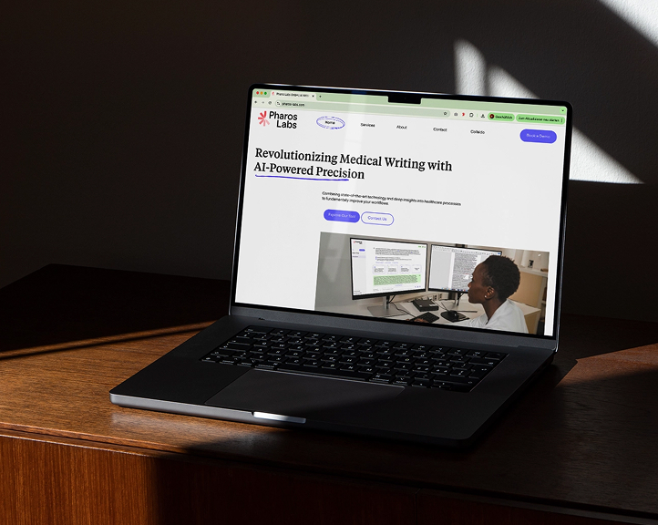 Das Website-Design von Pharos Labs auf dem Laptop-Bildschirm zeigt KI-gestützte Präzision für medizinisches Schreiben